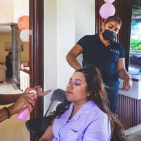 Maquillaje profesional durante evento